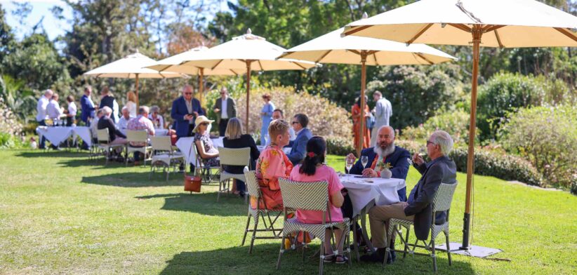 Diners in the outdoors. | Newsreel