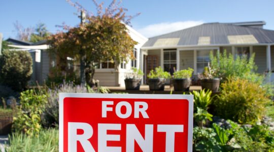 House for rent sign. | Newsreel