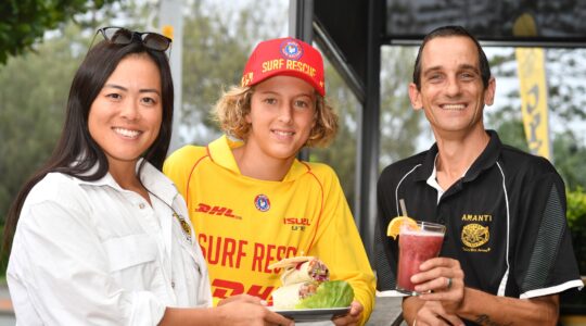 Aussies competitors Nick Carter (L) and Asako Ono (R) from Alexandra Headland Surf Club with Black Bunny Café owner Glen Elliott. | Newsreel