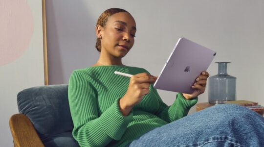 Woman using Apple iPad. | Newsreel