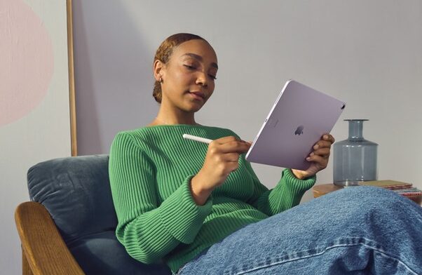 Woman using Apple iPad. | Newsreel