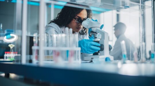 Women in research lab. | Newsreel