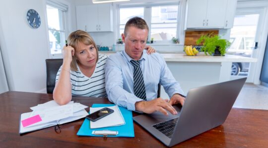 Couple on computer worried about bills. | Newsreel