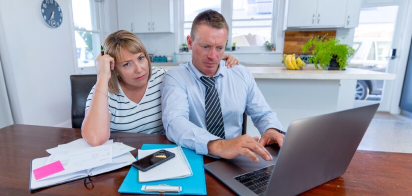 Couple on computer worried about bills. | Newsreel