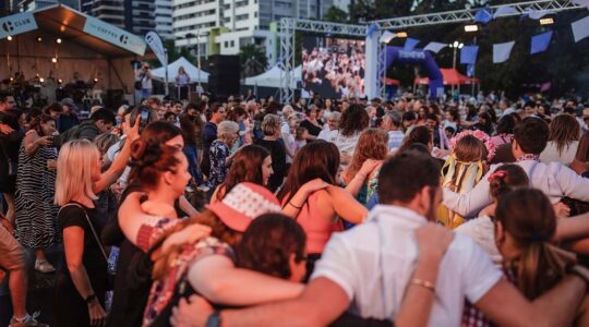 Crowds at the Paniyiri Festival in Brisbane | Newsreel