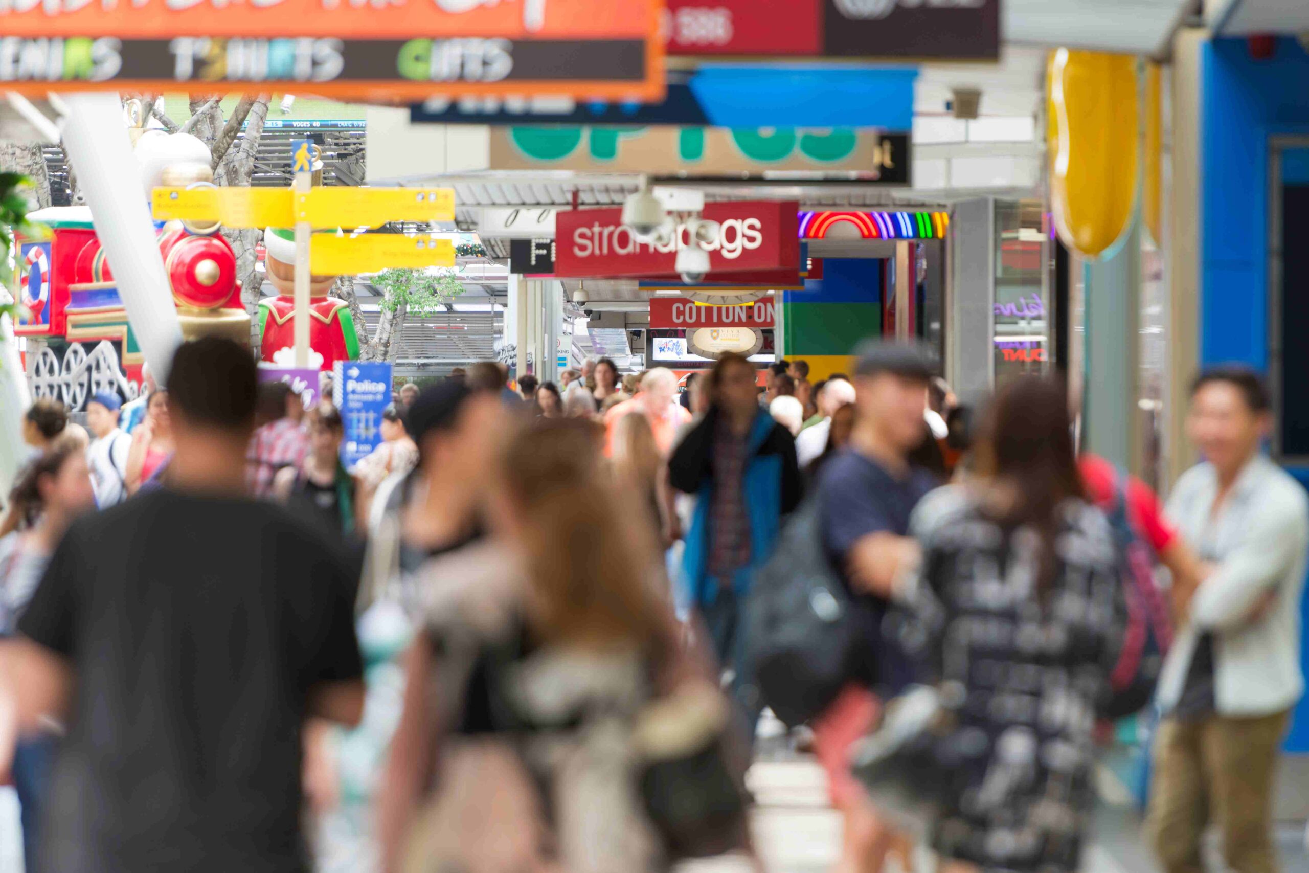 Crowds in Queen Street mall Brisbane. | Newsreel