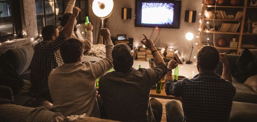 People watching sport on TV. | Neewsreel