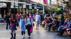 Crowds in Brisbane. | Newsreel