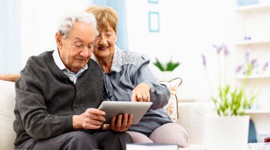 Elderly couple using an computer tablet. | Newsreel