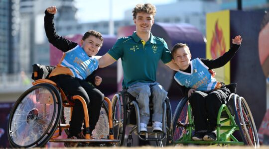 Wheelchair basketballer Eithen Leard with Suncoast Spinners players Kayden (10) and Riley (8) | Newsreel