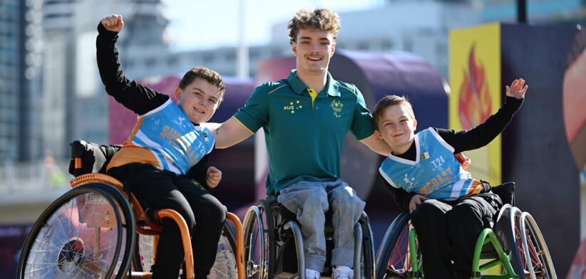 Wheelchair basketballer Eithen Leard with Suncoast Spinners players Kayden (10) and Riley (8) | Newsreel