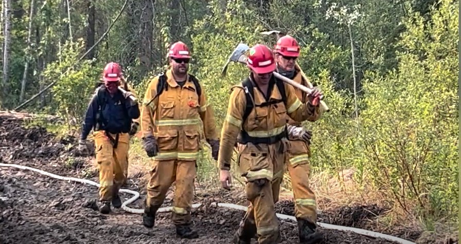 Queensland firefighters in Canada. | Newsreel