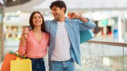 Man and woman shopping at shopping centre. | Newsreel