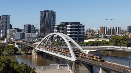 Brisbane train and skyline. | Newsreel