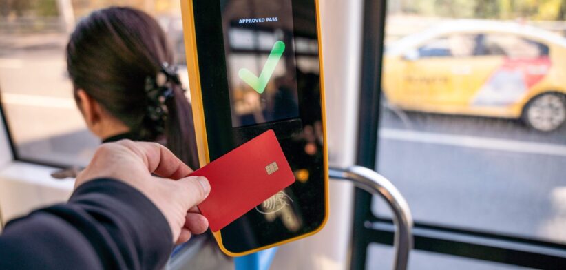 Person using credit card to pay for bus fare. | Newsreel