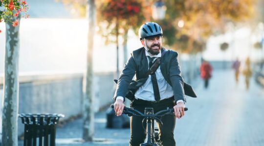 Worker on an e-bike. | Newsreel