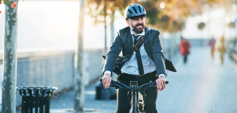 Worker on an e-bike. | Newsreel