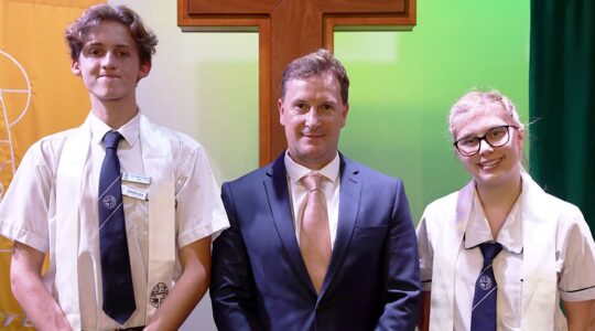 Assisi Catholic College Upper Coomera principal John Frare and students. | Newsreel