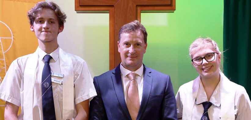 Assisi Catholic College Upper Coomera principal John Frare and students. | Newsreel