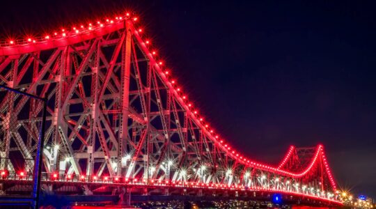 Brisbane's Story Bridge lit up red. | Newsreel