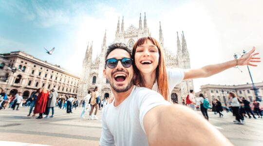 Young couple travelling. | Newsreel