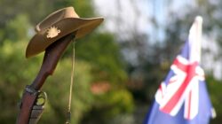 Anzac slouch hat on rifle with Australian flag. | Newsreel