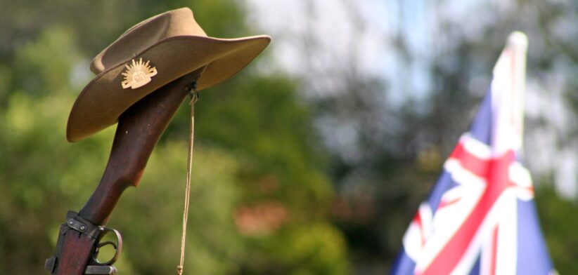 Anzac slouch hat on rifle with Australian flag. | Newsreel