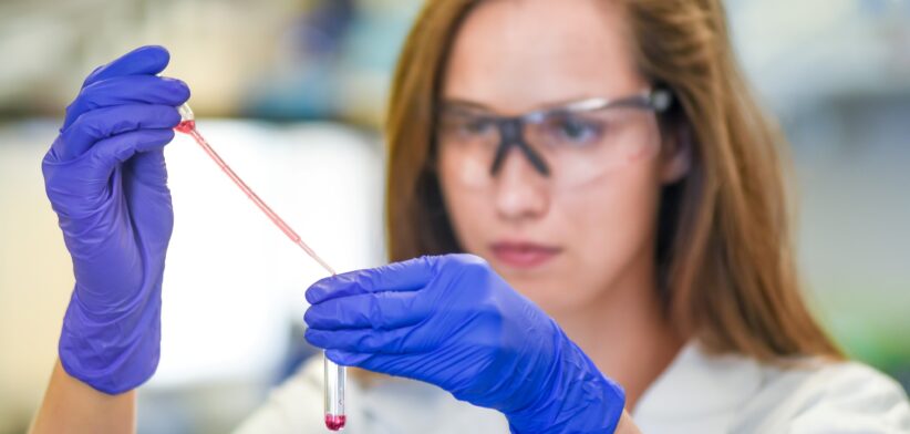 Female scientist working in laboratory. | Newsreel