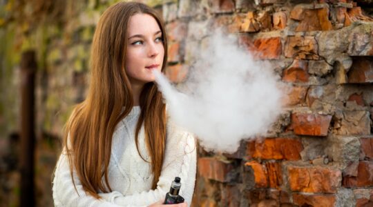 Vaping use spikes for Queensland teenagers