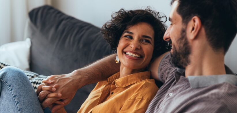 Happy couple on couch. | Newsreel