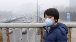 Child wearing mask in heavy air pollution. | Newsreel