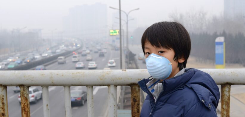 Child wearing mask in heavy air pollution. | Newsreel