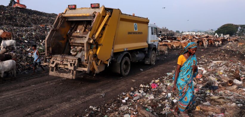 Garbage dump India. | Newsreel