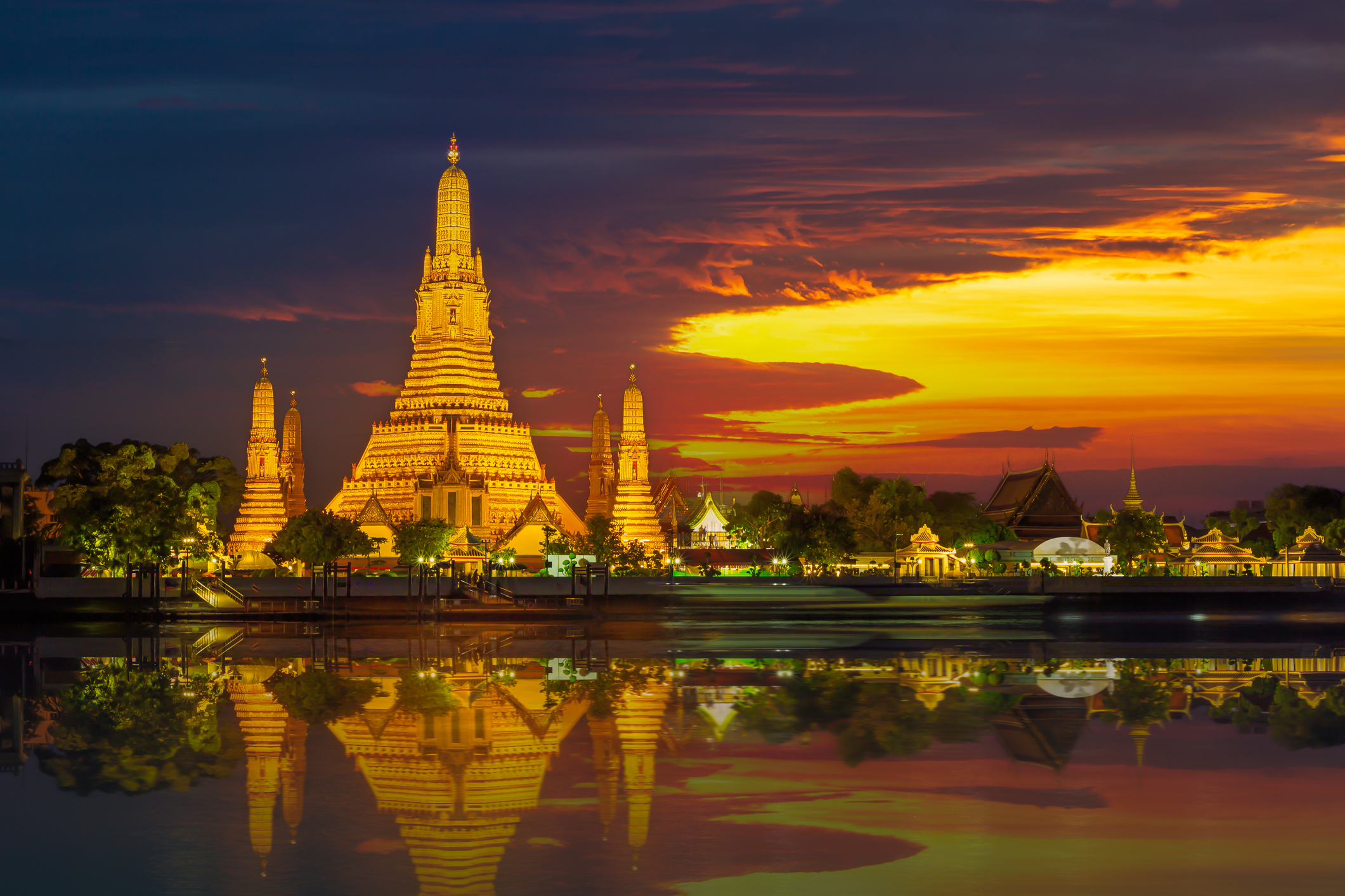 Bangkok's Wat Arun - the temple of the rising dawn - Newsreel