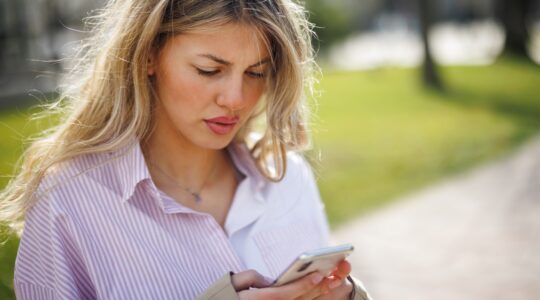 Woman texting. | Newsreel