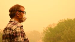 Man with mask and smoke from bushfire. | Newsreel