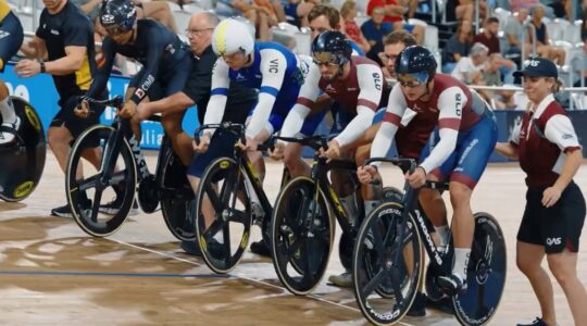 Start to cycling race. | Newsreel