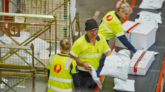 Australia Post parcel warehouse workers. | Newsreel