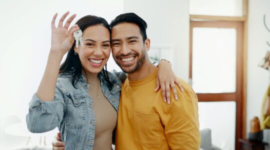 Home owners with keys. | Newsreel