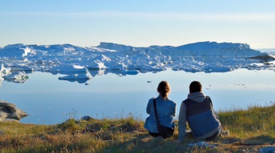 Greenland's previously pristine lakes - Newsreel