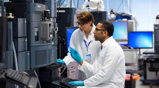 Two researchers in lab. | Newsreel