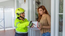 Australia Post worker delivering a parcel. | Newsreel