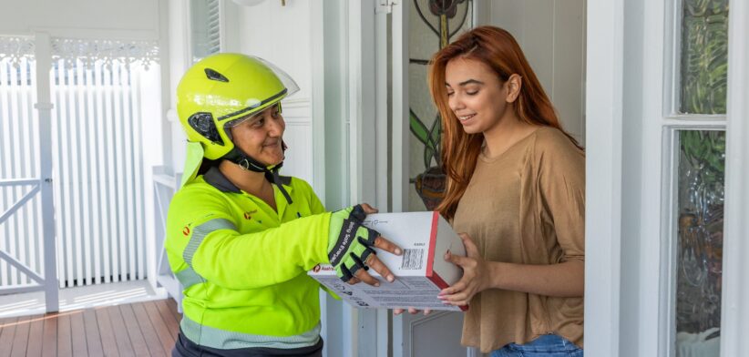 Australia Post worker delivering a parcel. | Newsreel