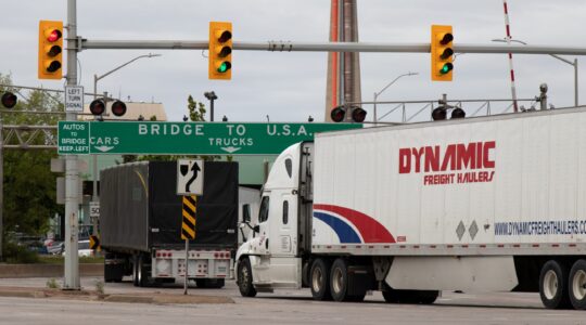 Border between the USA and Canada. | Newsreel