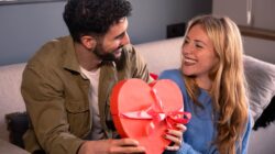 Couple with heart-shaped gift. | Newsreel