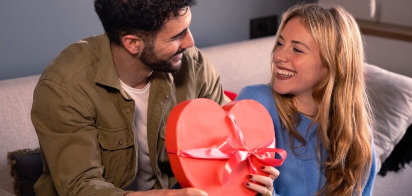 Couple with heart-shaped gift. | Newsreel