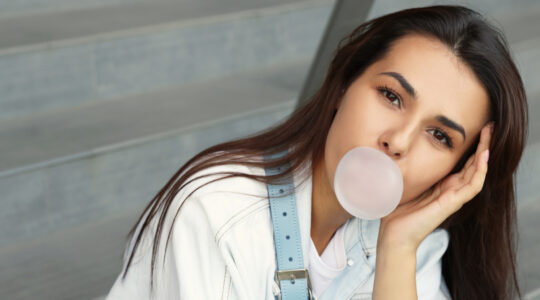Chewing gum leads to ingestion of microplastics - Newsreel