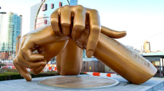 Gangnam Style statue in South Korea. | Newsreel