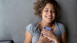 Woman hugging her mobile phone. | Newsreel