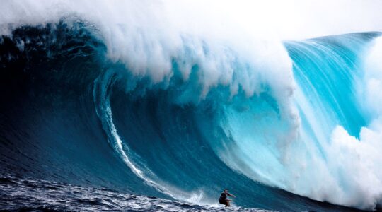 Mark Visser surfing Jaws. | Newsreel